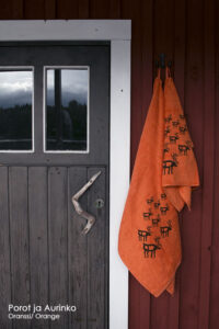 KasinpainettuFrotee_Pyyhkeet_Porot_saunalla1